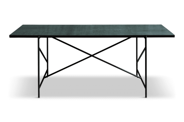 Et moderne sort metal skrivebord med en rektangulær top og en x-formet ramme, stående på en matchende sort måtte fra TomorrowsDesign sat mod en almindelig baggrund.