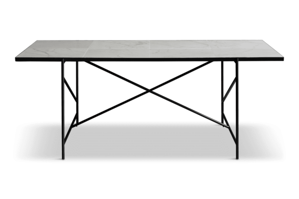 Et moderne rektangulært spisebord med en hvid marmorplade og en sort metalbund med et kryds og tværs design. Bordet er afbildet på en almindelig grøn baggrund. Dette stykke er en fremragende repræsentation af moderne designmøbler.
