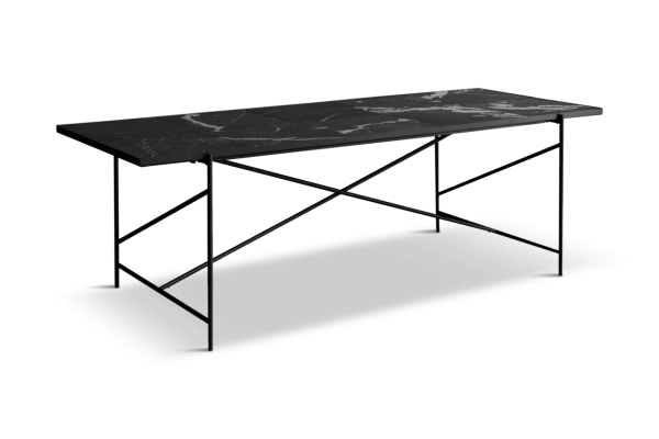 Et moderne sort gaming skrivebord med en marmormønstret top, designet af TomorrowsDesign, med en x-formet ramme og en nederste hylde, sat mod en solid grøn baggrund.