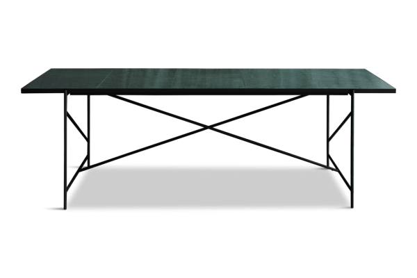 Et moderne sort metal skrivebord med en rektangulær bordplade og en hylde under, understøttet af en x-ramme på hver side. Dette møbel er sat mod en solid grøn baggrund.