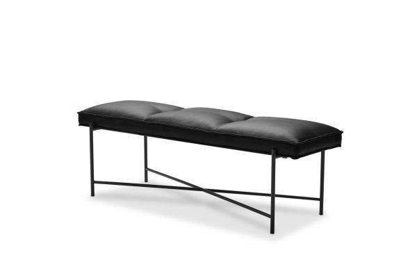 En moderne bænk i sort læder med en tuftet hynde og en slank, sort metalramme fra TomorrowsDesign, isoleret på en hvid baggrund.