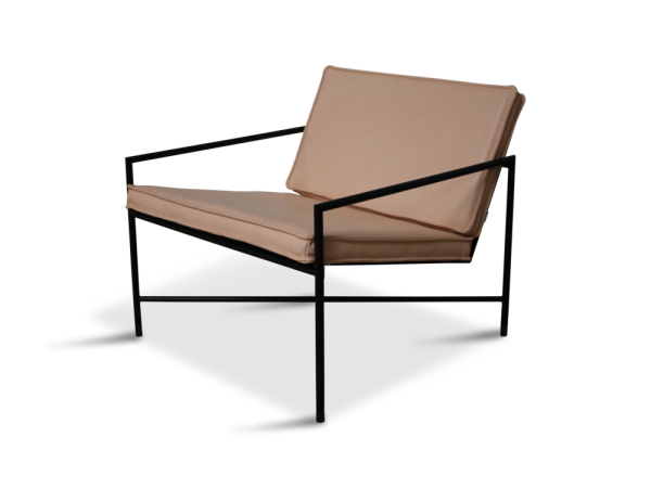 En moderne lænestol med et elegant sort metalstel og plysbeige hynder, designet til at komplementere moderne interiør, isoleret på en hvid baggrund med skygger under.