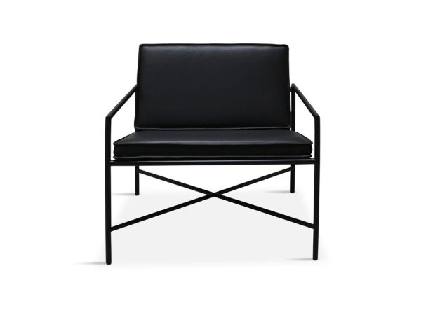 En moderne lænestol med en sort læderpude og et slankt sort metalstel, med en x-formet støtte under sædet. Stolen, der repræsenterer exceptionelt design, er isoleret på en hvid baggrund.
