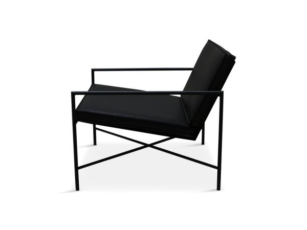 En moderne sort stol med et minimalistisk stel og en slank, kantet designmøbler, mod en ren hvid baggrund.