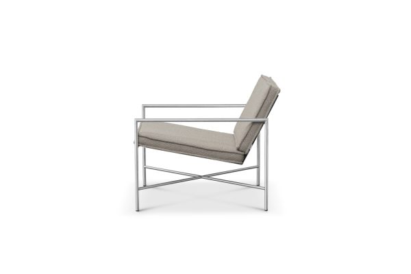 En moderne lænestol med et elegant stel i rustfrit stål og plys beige puder, isoleret på en hvid baggrund, fra TomorrowsDesign.