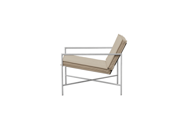 En moderne stol med hvidt metalstel og beige hynder, isoleret på en solid grøn baggrund, perfekt som interiør designmøbler.