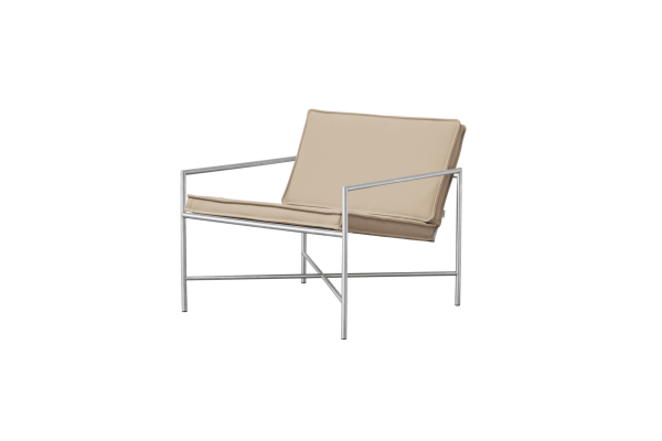 En moderne lænestol med et hvidt metalstel og beige puder, isoleret på en almindelig grøn baggrund, der repræsenterer TomorrowsDesign.