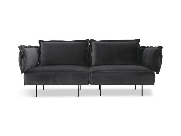 En moderne sort fløjlssofa med plyspuder og en elegant sort metalbund, isoleret på en solid grøn baggrund. Designet af TomorrowsDesign.