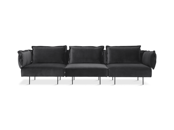En moderne sort fløjlssofa med tre sædehynder og to cylindriske sidepuder, sat mod en solid grøn baggrund, eksemplificerer perfekt TomorrowsDesign-etos.