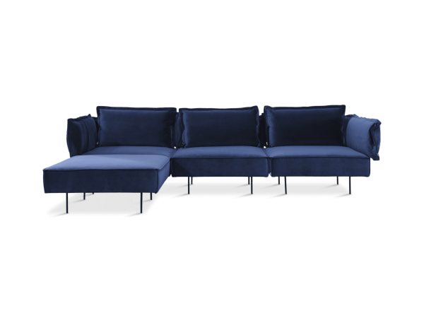 En moderne marineblå sektionssofa med plyspuder og en chaiselong, designet til moderne interiør, stående på en elegant sort metalramme, isoleret på en grøn baggrund.