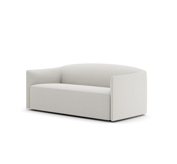 En moderne lysegrå NEW WORKS - Shore Sofa 2-personers, Extended Base med et minimalistisk design, med afrundede kanter og et glat, ensartet stofbetræk, isoleret på en hvid baggrund.