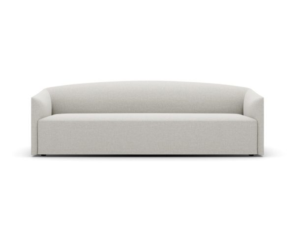 En moderne, NEW WORKS - Shore Sofa 3-personers, forlænget base med buet ryglæn og ingen synlige ben, sat mod en almindelig hvid baggrund.