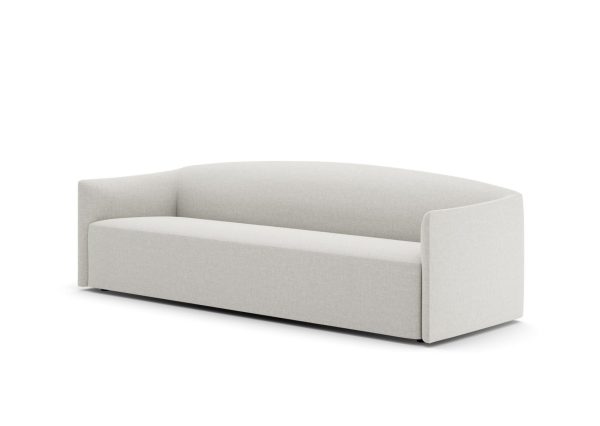 Et moderne, minimalistisk NEW WORKS - Shore Sofa 3-personers, Extended Base med buet ryglæn og arme, betrukket med lysegråt stof, sat mod en almindelig hvid baggrund.