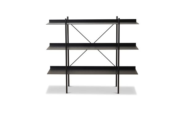 En moderne, sort, fritstående reol med fem hylder. Enheden har en metalramme med x-formede understøtninger på siderne og vises på en almindelig hvid baggrund. Dette stykke eksemplificerer det seneste inden for designmøbler-trends.