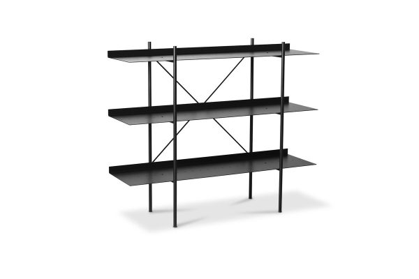 En moderne, sort metalreol med fire niveauer, med et minimalistisk design med x-formede understøtninger på siderne, isoleret på en hvid baggrund. Ideel til moderne interiør.