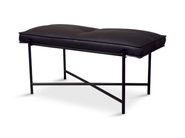 En sort polstret bænk med metalramme, med moderne designmøbler, isoleret på hvid baggrund.