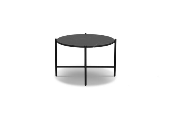 Et moderne, sort rundt bord med et minimalistisk design af TomorrowsDesign, med slanke metalben og en glat bordplade, isoleret på en hvid baggrund.