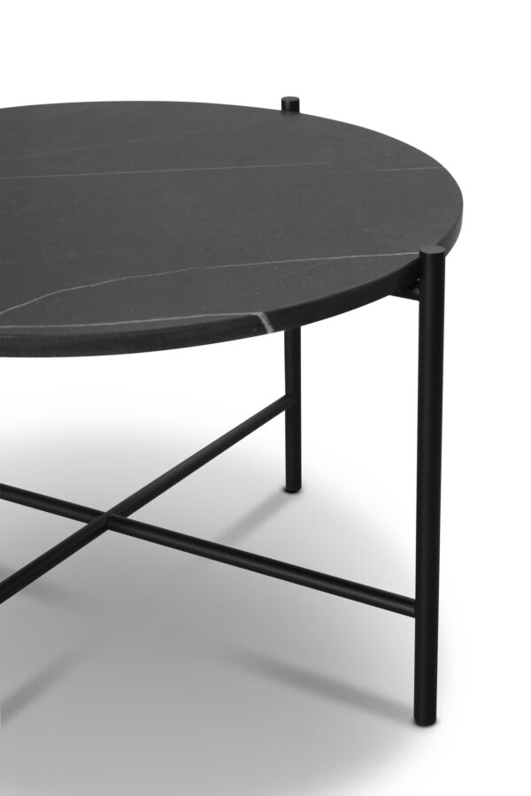 Et sort rundt sofabord med metalstel og mat bordplade, vist på hvid baggrund. Bordet har et enkelt, moderne design med slanke linjer og krydsende bjælker i bunden, der er indbegrebet af minimalistisk interiørdesign.