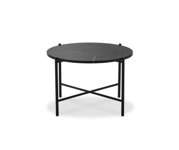 Et rundt sort TomorrowsDesign sofabord med en glat, mørk stenplade og et minimalistisk sort metalstel på en almindelig hvid baggrund.