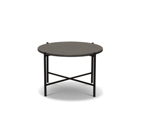 En rund, mørkegrå betonbordplade på en minimalistisk sort metalbund med en x-formet støtte, med TomorrowDesign, isoleret på en hvid baggrund.