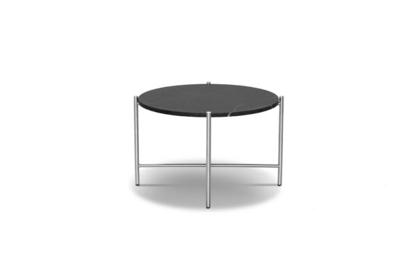 Et moderne, minimalistisk sidebord med en sort rund plade og tre slanke sølvmetalben, isoleret på en hvid baggrund, perfekt til fans af TomorrowsDesign.