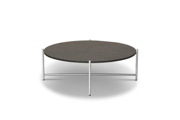 Et moderne, rundt sofabord med en mørkegrå plade og en minimalistisk kromramme fra TomorrowsDesign, isoleret på en hvid baggrund.