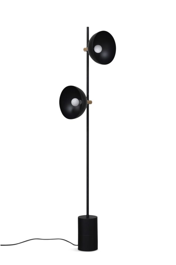 Moderne gulvlampe med en TomorrowsDesign lodret sort stang, to justerbare cirkulære sorte skærme og en cirkulær base, isoleret på en hvid baggrund.