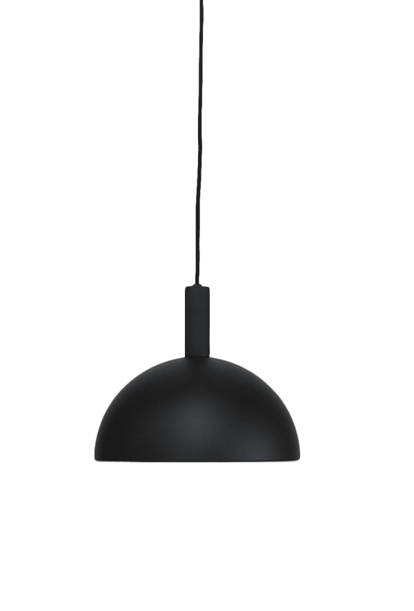 En sort, kuppelformet pendel med et TomorrowsDesign, der hænger i et sort kabel mod en solid grøn baggrund.