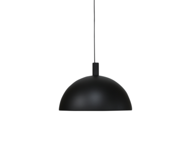 En minimalistisk sort pendel hænger fra loftet mod en mørk baggrund, hvilket giver et slankt og moderne look, der perfekt inkarnerer etosen fra TomorrowsDesign.