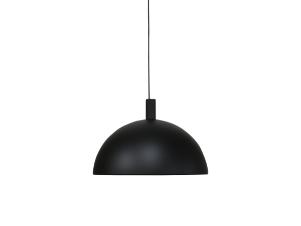 En minimalistisk sort pendel hænger fra loftet mod en mørk baggrund, hvilket giver et slankt og moderne look, der perfekt inkarnerer etosen fra TomorrowsDesign.