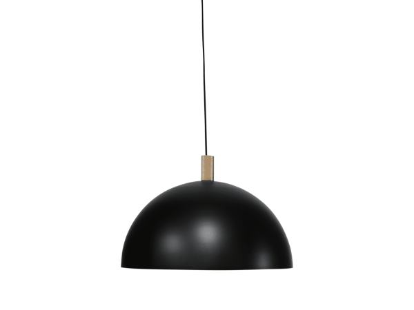 En minimalistisk pendel med en slank, sort kuppelformet skærm ophængt i en sort ledning, fremhævet af en lille trædetalje øverst, hvor ledningen møder skærmen. Dette design komplementerer perfekt moderne interiør æstetik.