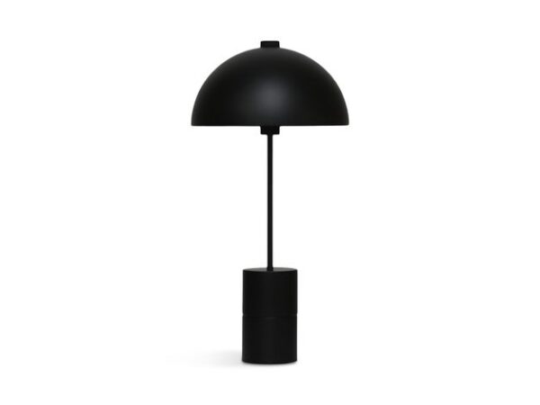 En enkel, moderne sort bordlampe med en rund kuppelskærm og en cylindrisk base, designet som designmøbler, isoleret på hvid baggrund.