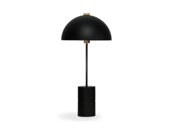 En slank, sort bordlampe med en kuppelformet skærm og en cylindrisk base, med TomorrowsDesign-æstetik, sat mod en almindelig grøn baggrund.