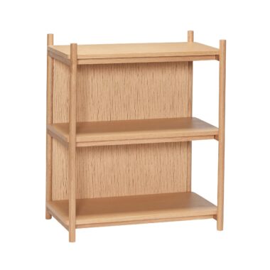 En tre-lags bogreol i træ med en flad top og tekstureret bagpanel, isoleret på en hvid baggrund, kurateret af TomorrowsDesign.
