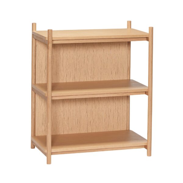 En tre-lags bogreol i træ med en flad top og tekstureret bagpanel, isoleret på en hvid baggrund, kurateret af TomorrowsDesign.