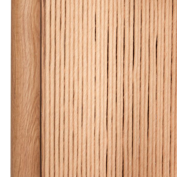 Nærbillede af beige stof med et struktureret, ribbet mønster, placeret ved siden af en glat lysebrun træoverflade. Materialerne viser en kontrast i tekstur og farve, kurateret af TomorrowsDesign.