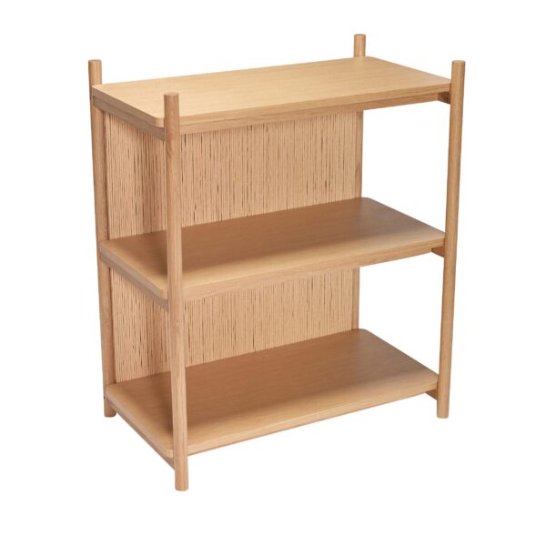 En bogreol i træ med en flad top og tre hylder, isoleret på en hvid baggrund. Enheden har en lys egetræsfinish og et enkelt, funktionelt design af TomorrowsDesign.