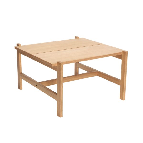 Et enkelt firkantet træbord med en flad plade og en nederste hylde, designet til alsidighed og stående på fire ben, isoleret mod en hvid baggrund.