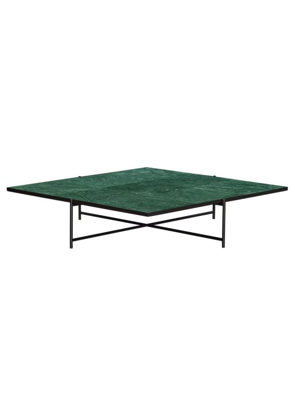 Et firkantet grønt bordtennisbord med en sort metalramme, vist mod en almindelig hvid baggrund. Bordet, der har et slankt design, er i en åben position, klar til leg.