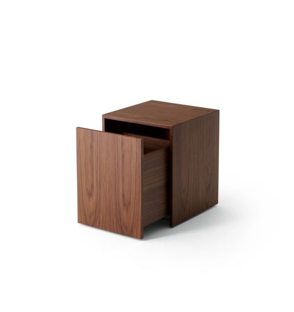 Et minimalistisk NYT VÆRK - Mass Sidebord M. Skuffe med en åben skuffe, isoleret på en hvid baggrund. natbordet har et enkelt, moderne design med en glat mørk træfinish.