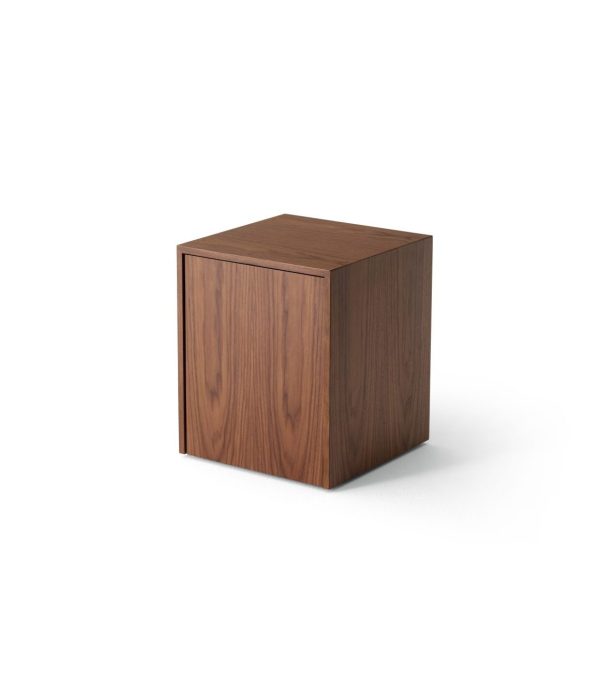 En enkel terning af massivt træ med en synlig træstruktur, gengivet i en 3d-illustration på en almindelig hvid baggrund NYE VÆRKER - Mass Sidebord M. Skuffe.