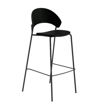 En moderne EVA SOLO - Dosina Barstol H75 med et buet ryglæn og et rundt sæde, monteret på en metalramme med fire slanke ben og en fodstøtte. baggrunden er almindelig hvid, hvilket understreger taburettens slanke design.