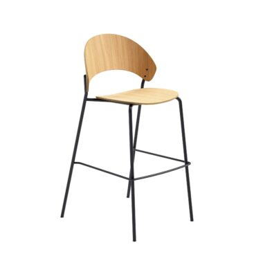 En moderne barstol med et buet krydsfinersæde og ryglæn monteret på en slank sort metalramme, isoleret på en hvid baggrund. Dette stykke fremhæver moderne designelementer, der passer til ethvert moderne interiør.