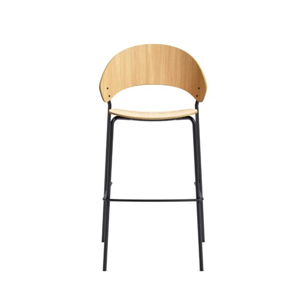 En moderne stol med et sort metalstel og et buet krydsfinersæde og ryglæn, isoleret på en hvid baggrund, eksemplificerer moderne design.