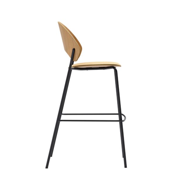 En moderne barstol fra TomorrowsDesign med en matsort metalramme og et let træsæde og -ryglæn. Skamlen kan prale af et minimalistisk møbeldesign med rene linjer og en let buet ryg for ekstra komfort.