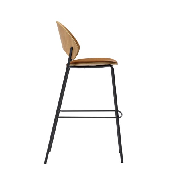 Set fra siden af en moderne barstol med en sort metalramme og et buet træryglæn, med et solbrunt polstret sæde og fremviser minimalistisk design.