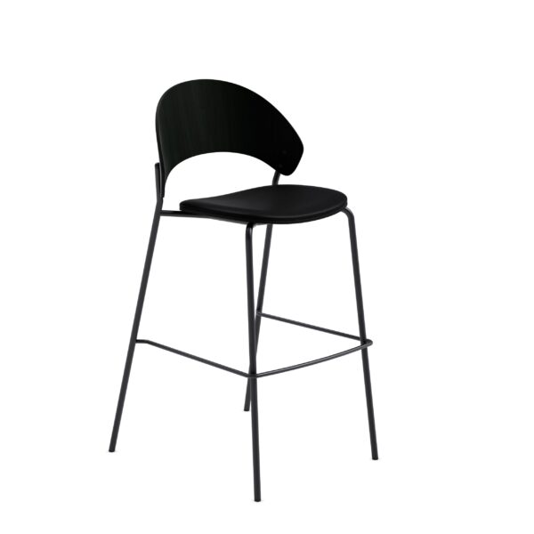 En moderne sort barstol med buet ryglæn og rundt sæde, designet af TomorrowsDesign, monteret på en metalramme med fire ben og fodstøtter, isoleret på en hvid baggrund.