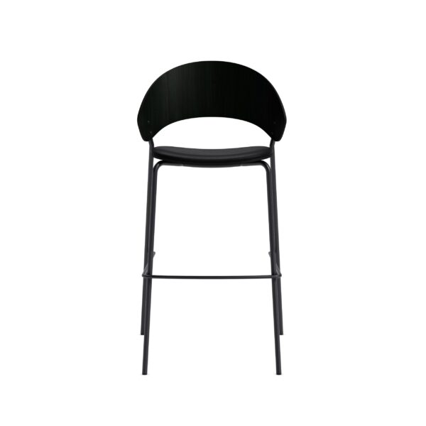 En moderne sort skammel med et buet ryglæn og et polstret sæde, monteret på en elegant TomorrowsDesign-ramme af metal, isoleret mod en hvid baggrund.