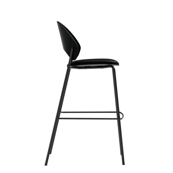 En sort, moderne barstol med minimalistisk design fra TomorrowsDesign, med en tynd metalramme og et elegant, buet sæde mod en hvid baggrund.