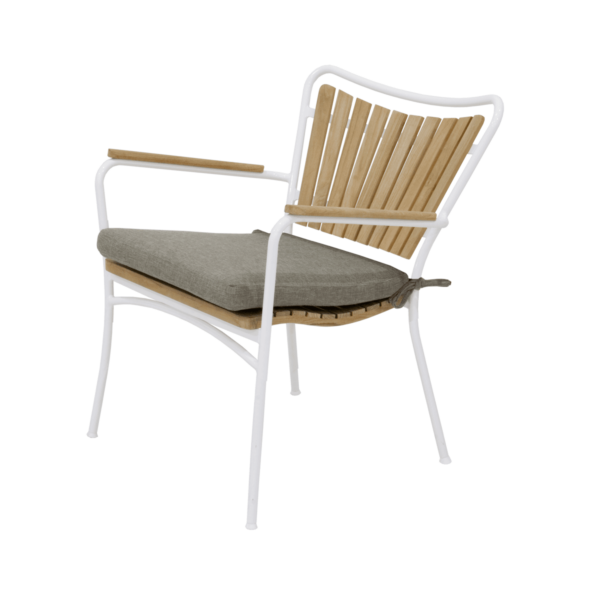 En moderne lænestol med hvidt metalstel og vandrette trælameller på ryglænet. Den har en grå hynde på sædet mod en almindelig grøn baggrund fra TomorrowsDesign.